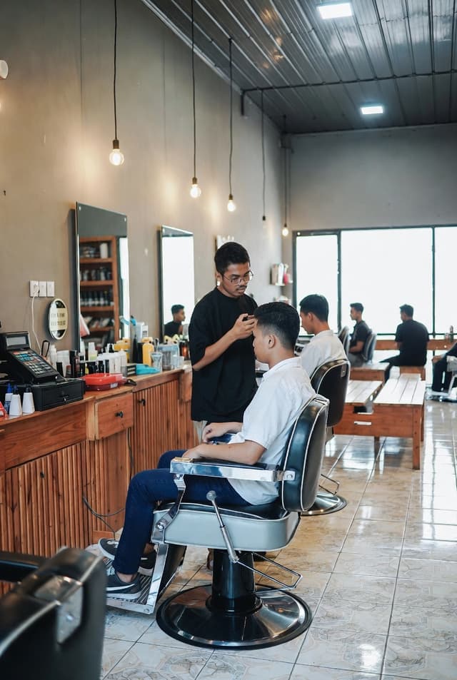 Interior barbershop bergaya industrial