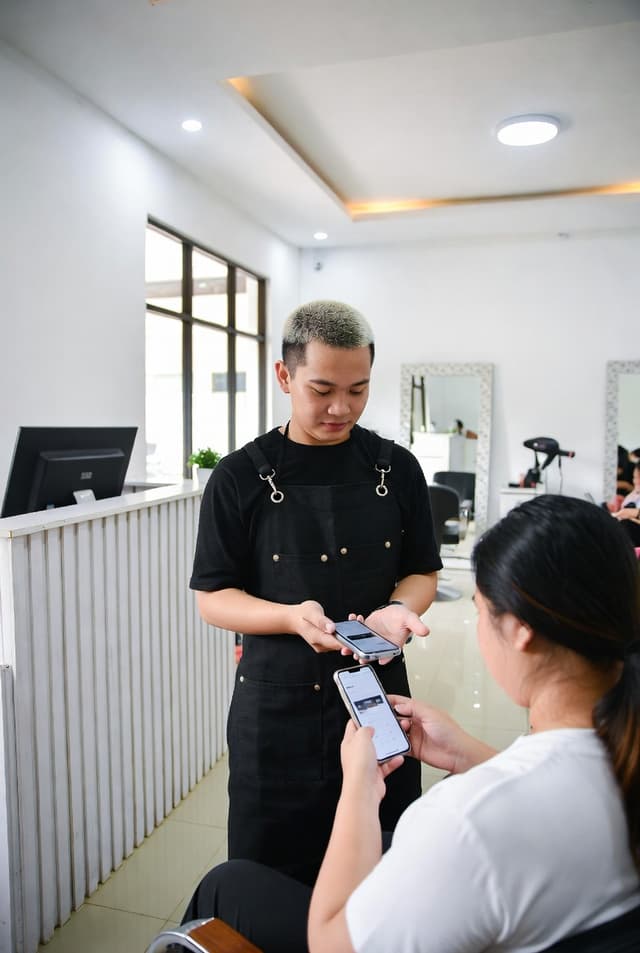 Pelanggan membayar di salon lewat HP
