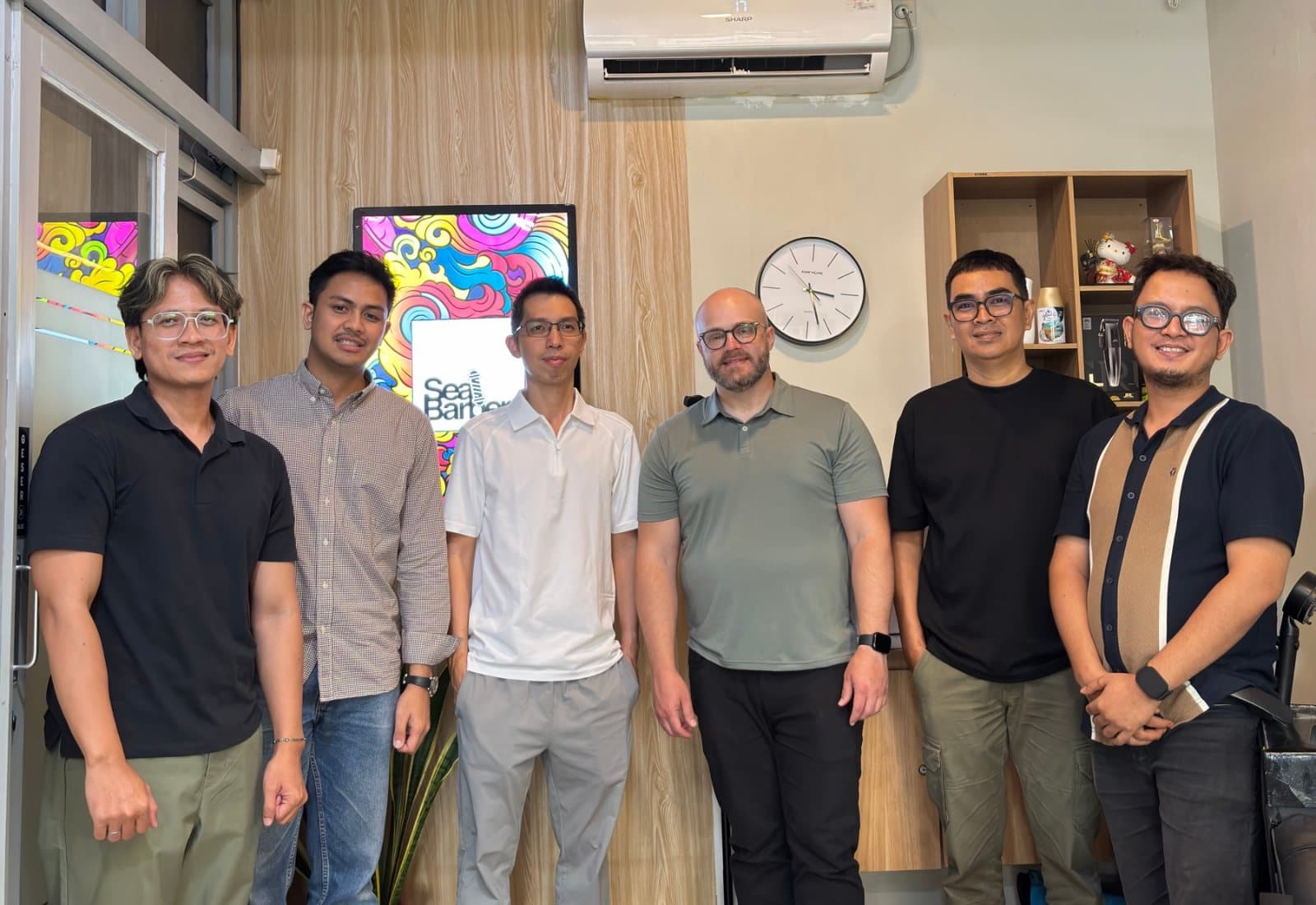 Tim SeaBarber dan tim Kasera berbaris di dalam gerai