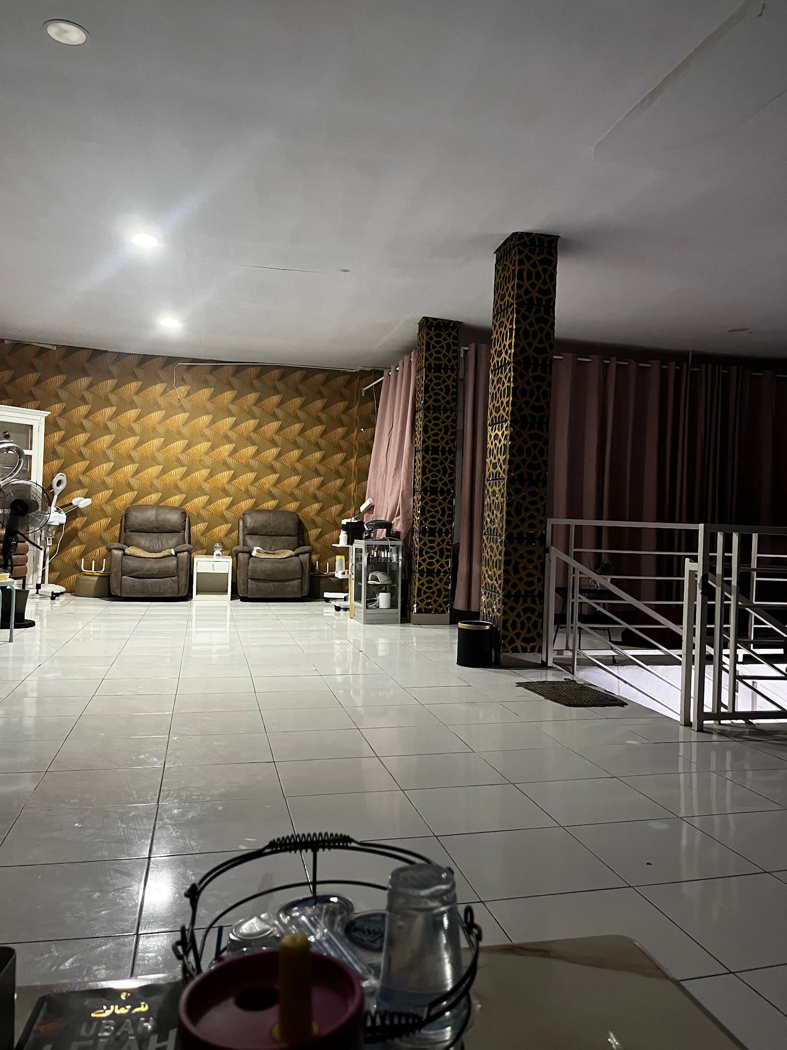 Pelarian Yang Manis, Salon di Makassar